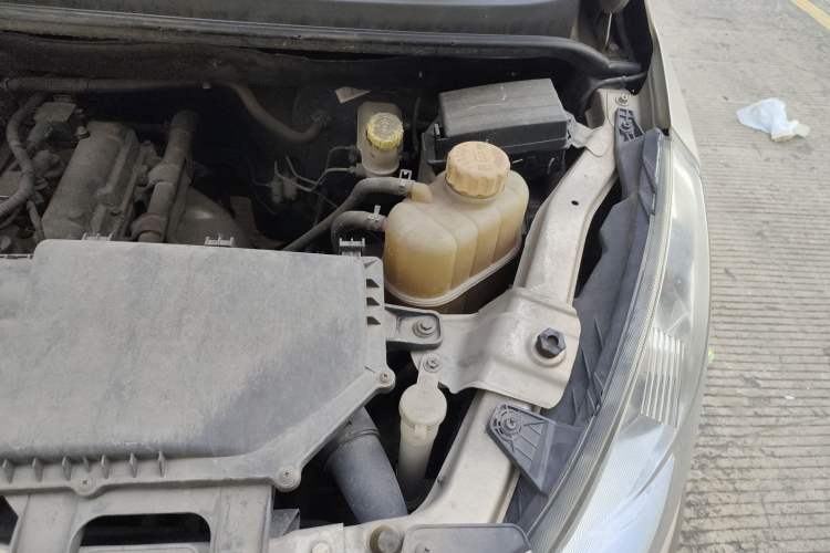 Used Wuling Rongguang V 2016 1.2L Standard Version Engine Bay Left