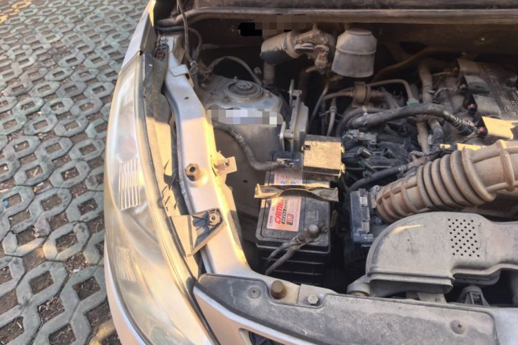 Used Wuling Rongguang V 2016 1.5L Practical Version Non-Power-Assisted Engine Bay Right