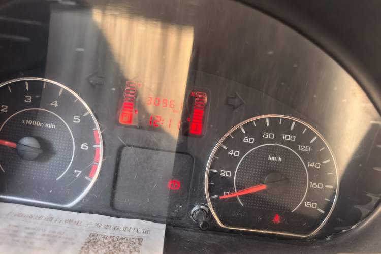 Used Wuling Rongguang V 2016 1.5L Practical Version Non-Power-Assisted Odometer Close Up