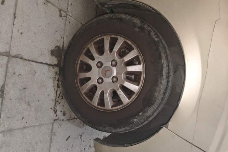 Used Wuling Rongguang V 2016 1.5L Standard Version Right Front Wheel Hub