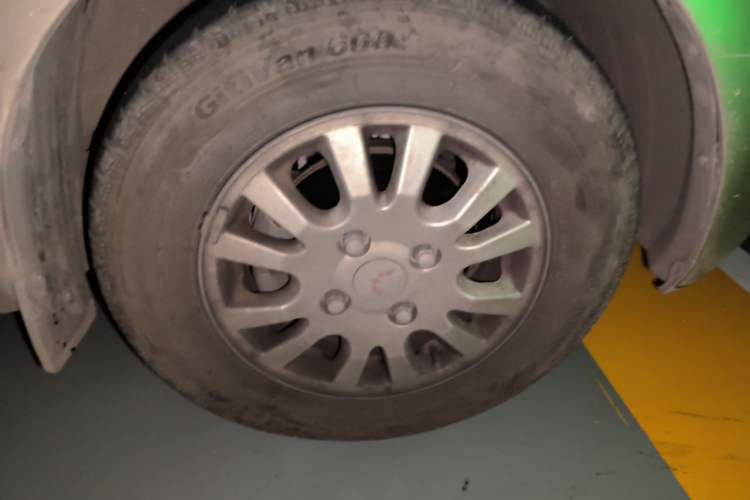 Used Wuling Rongguang V 2016 1.2L Standard Version Right Front Wheel Hub
