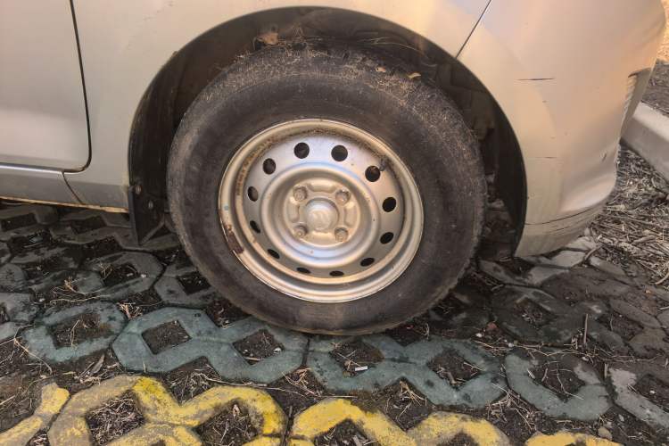 Used Wuling Rongguang V 2016 1.5L Practical Version Non-Power-Assisted Right Front Wheel Hub