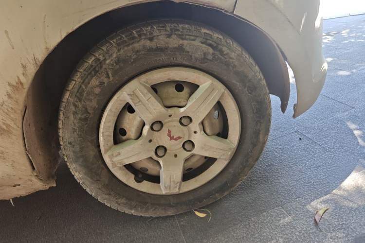 Used Wuling Rongguang V 2016 1.5L Standard Version Right Front Wheel Hub