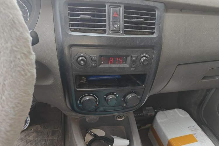Used Wuling Rongguang V 2016 1.5L Practical Version Audio And AC Panel