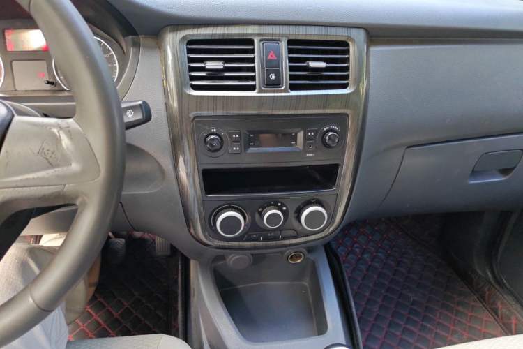 Used Wuling Rongguang V 2016 1.5L Practical Version Non-Power-Assisted Audio And AC Panel