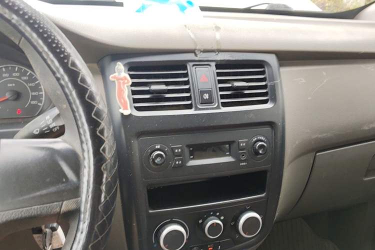 Used Wuling Rongguang V 2016 1.5L Practical Version Audio And AC Panel