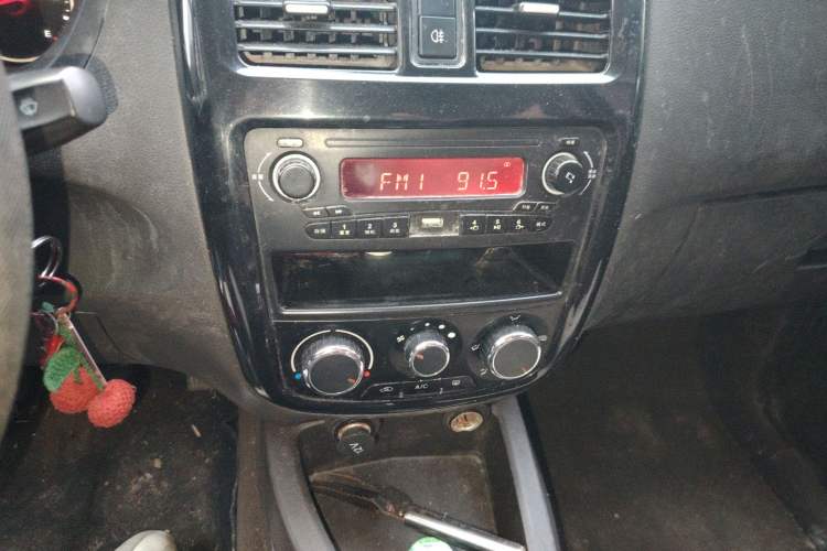 Used Wuling Rongguang V 2016 1.2L Standard Version Audio And AC Panel