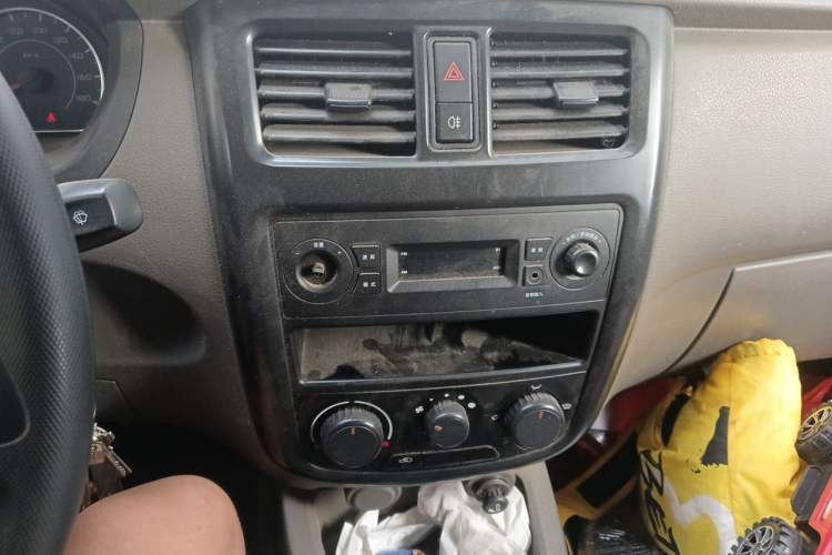 Used Wuling Rongguang V 2016 1.2L Practical Version Audio And AC Panel
