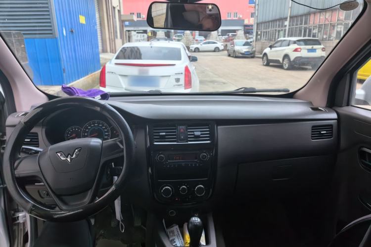 Used Wuling Rongguang V 2016 1.2L Practical Version Center Console