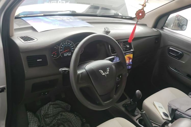 Used Wuling Rongguang V 2016 1.5L Standard Version Center Console
