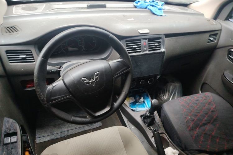 Used Wuling Rongguang V 2016 1.5L Standard Version Center Console