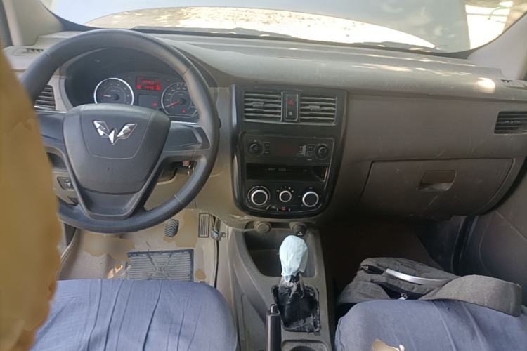 Used Wuling Rongguang V 2016 1.2L Practical Version Center Console