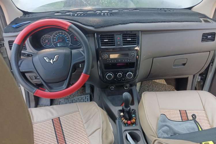 Used Wuling Rongguang V 2016 1.5L Standard Version Center Console