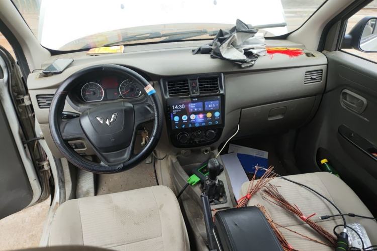 Used Wuling Rongguang V 2016 1.5L Practical Version Non-Power-Assisted Center Console