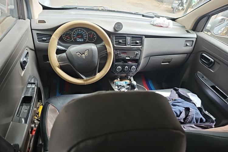 Used Wuling Rongguang V 2016 1.5L Standard Version Center Console