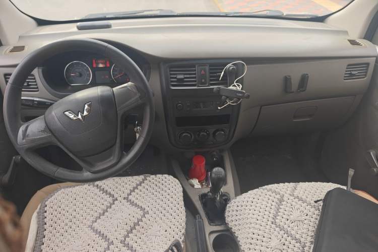 Used Wuling Rongguang V 2016 1.5L Practical Version Center Console