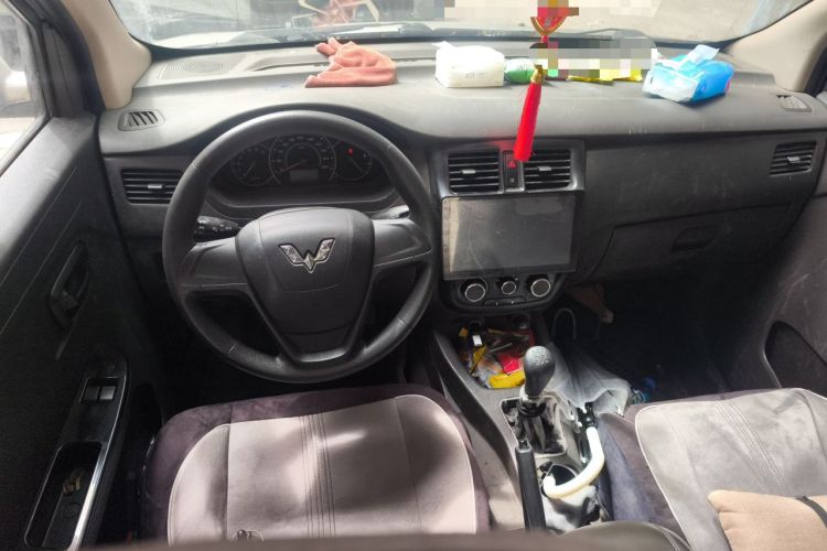 Used Wuling Rongguang V 2016 1.5L Standard Version Center Console