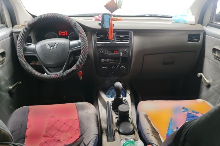 Used Wuling Rongguang V 2016 1.2L Practical Version Center Console