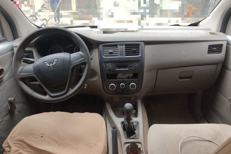 Used Wuling Rongguang V 2016 1.5L Practical Version Non-Power-Assisted Center Console