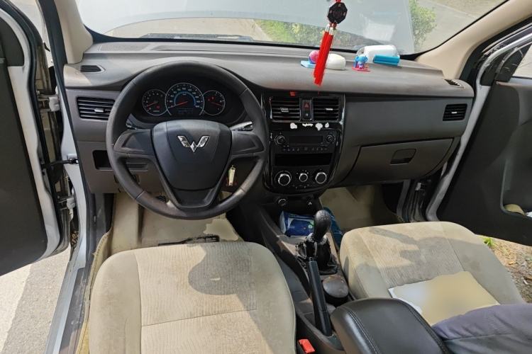 Used Wuling Rongguang V 2016 1.5L Standard Version Center Console