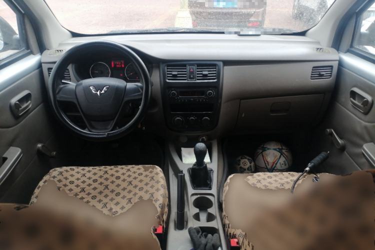 Used Wuling Rongguang V 2016 1.5L Practical Version Center Console