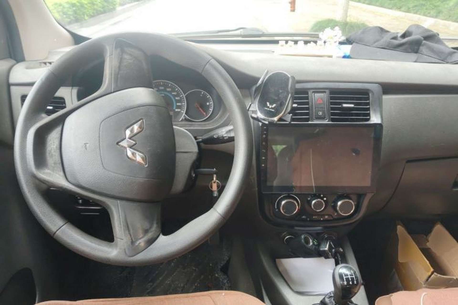 Used Wuling Rongguang V 2016 1.5L Standard Version Center Console