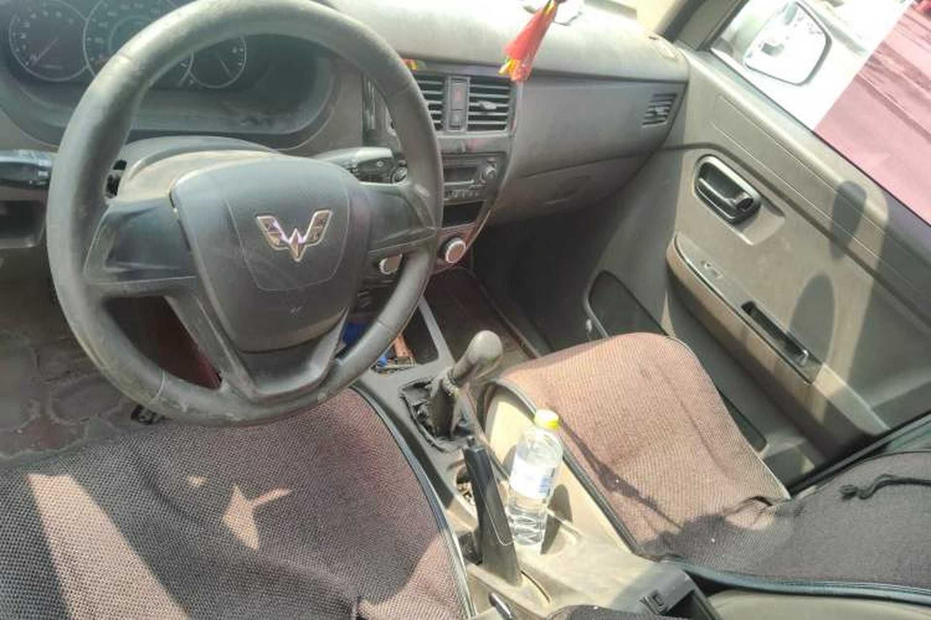Used Wuling Rongguang V 2016 1.5L Standard Version Center Console