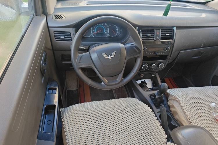 Used Wuling Rongguang V 2016 1.5L Standard Version Center Console