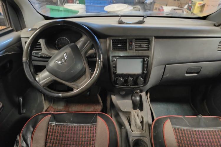 Used Wuling Rongguang V 2016 1.2L Practical Model Non-Power-Assisted Center Console