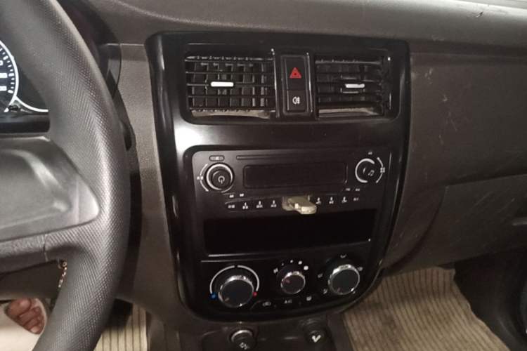 Used Wuling Rongguang V 2016 1.5L Standard Version Center Console