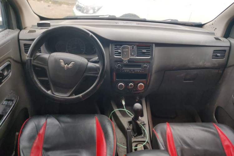 Used Wuling Rongguang V 2016 1.5L Standard Version Center Console