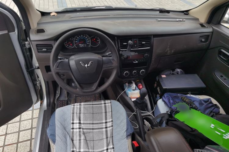 Used Wuling Rongguang V 2016 1.5L Standard Version Center Console