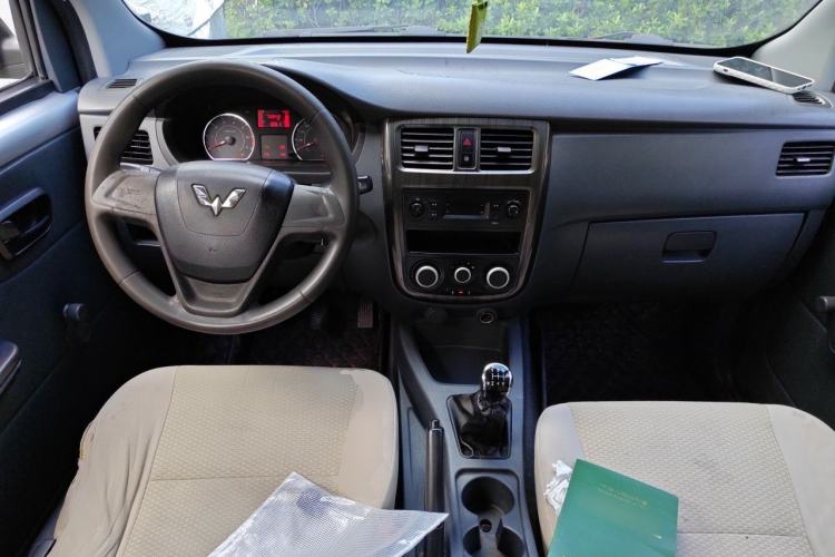 Used Wuling Rongguang V 2016 1.5L Practical Version Non-Power-Assisted Center Console