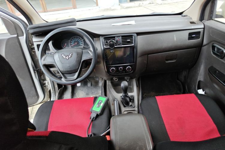 Used Wuling Rongguang V 2016 1.5L Practical Version Non-Power-Assisted Center Console