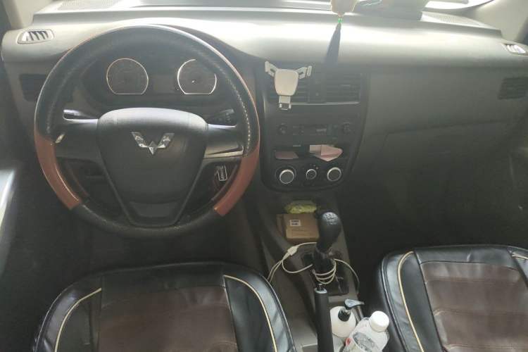 Used Wuling Rongguang V 2016 1.2L Practical Version Center Console
