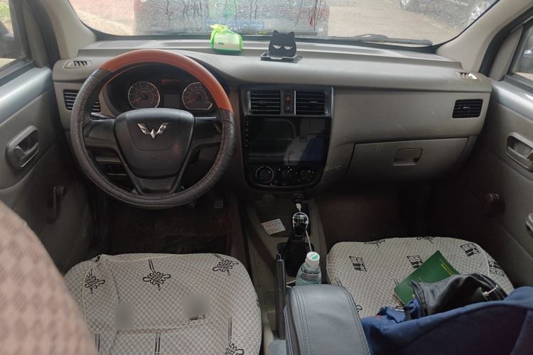 Used Wuling Rongguang V 2016 1.2L Practical Version Center Console