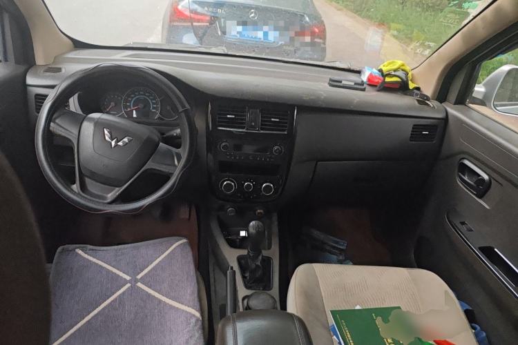 Used Wuling Rongguang V 2016 1.5L Standard Version Center Console