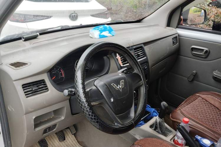 Used Wuling Rongguang V 2016 1.5L Practical Version Center Console
