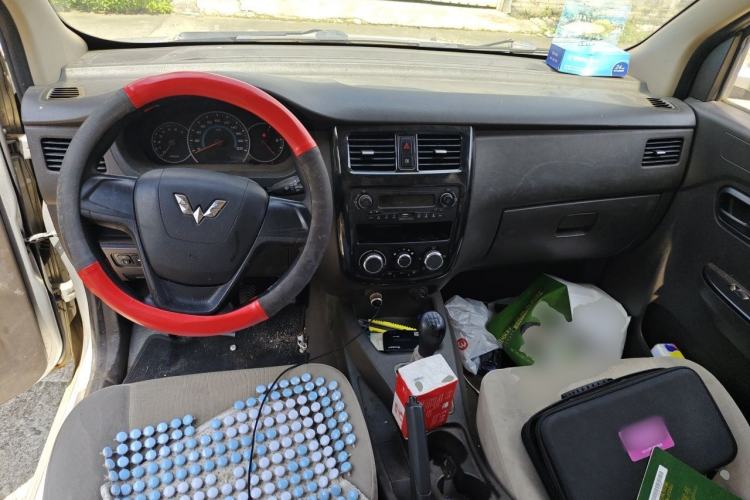 Used Wuling Rongguang V 2016 1.5L Standard Version Center Console