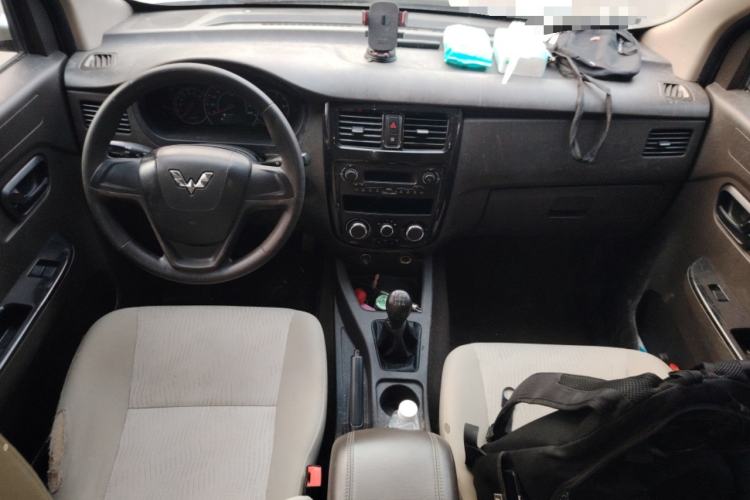 Used Wuling Rongguang V 2016 1.2L Standard Version Center Console