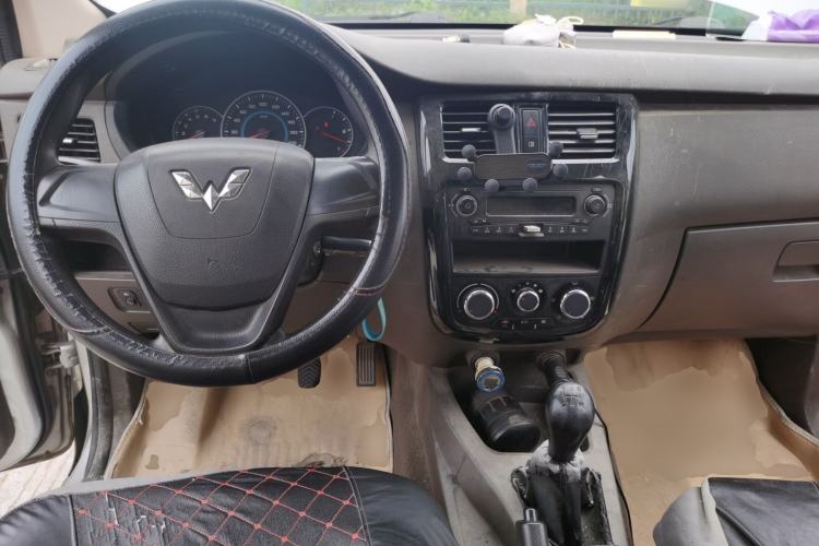 Used Wuling Rongguang V 2016 1.5L Standard Version Center Console