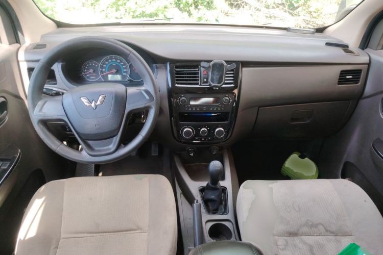 Used Wuling Rongguang V 2016 1.5L Standard Version Center Console
