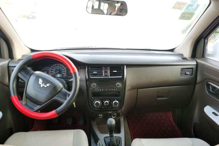 Used Wuling Rongguang V 2016 1.5L Standard Version Center Console