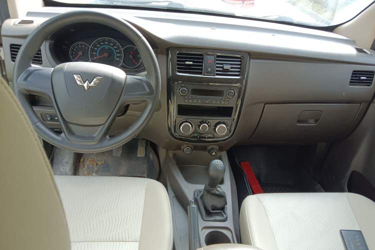 Used Wuling Rongguang V 2016 1.5L Standard Version Center Console