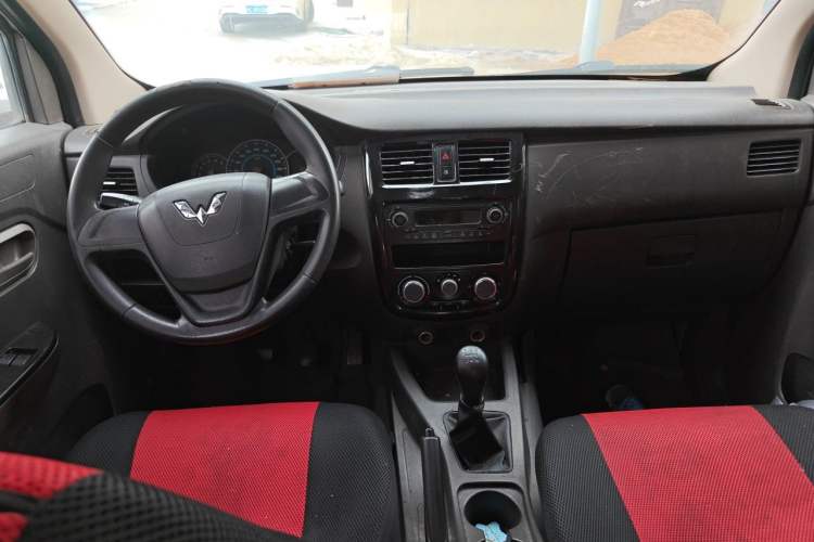 Used Wuling Rongguang V 2016 1.5L Standard Version Center Console
