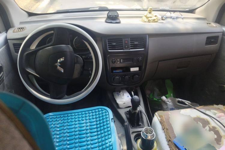 Used Wuling Rongguang V 2016 1.5L Practical Version Non-Power-Assisted Center Console