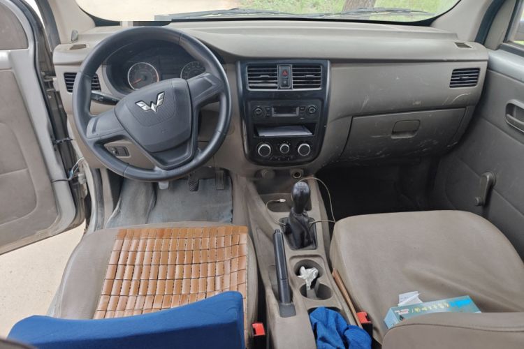 Used Wuling Rongguang V 2016 1.5L Practical Version Center Console