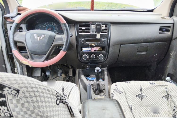 Used Wuling Rongguang V 2016 1.5L Standard Version Center Console