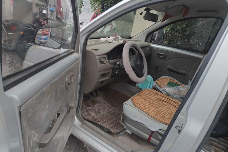 Used Wuling Rongguang V 2016 1.5L Practical Version Driver Seat
