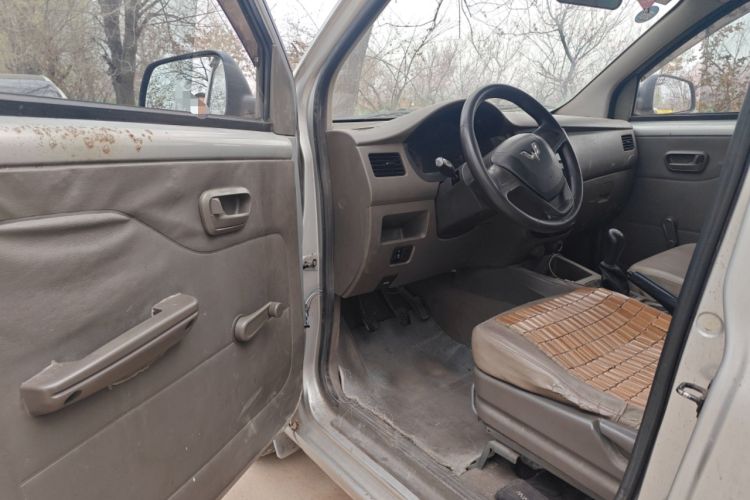 Used Wuling Rongguang V 2016 1.5L Practical Version Driver Seat